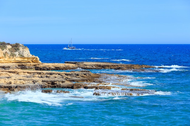 Vista da costa rochosa do Atlântico de verão (arredores de Albufeira, Algarve, Portugal).