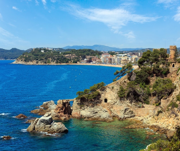 Vista da costa rochosa do mar de verão Espanha