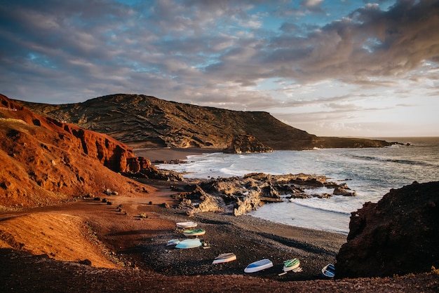 Vista da costa rochosa do Oceano Atlântico, Lanzarote, Canárias