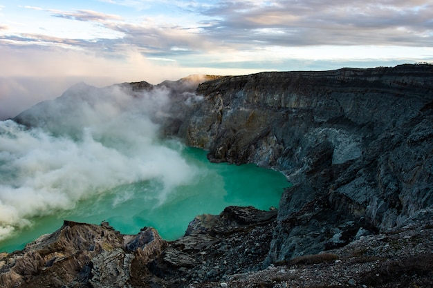 Vista da cratera de Ijen, fumaça de enxofre em Kawah Ijen, Vocalno na Indenesia