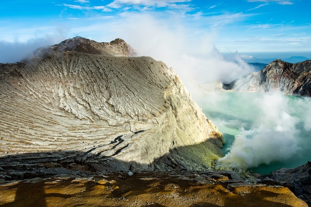 Vista da cratera de Ijen, fumaça de enxofre em Kawah Ijen, Vocalno na Indenesia