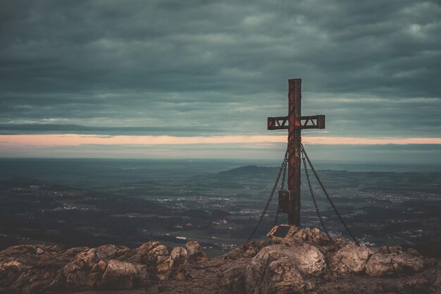 Vista da cruz na terra contra o céu