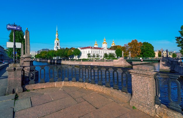 Vista da cúpula da catedral naval de são nicolau a partir da interseção dos canais griboiedov e kryukov, pontes krasnogvardeysky e pikalov. são petersburgo.