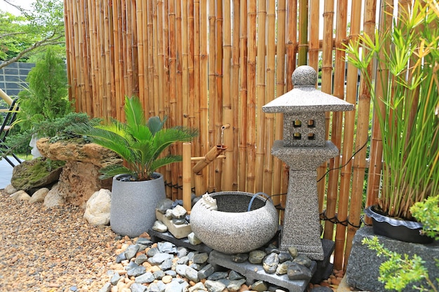 Vista da decoração de estilo antigo no jardim tradicional japonês