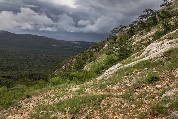 Vista da encosta da montanha aipetri da trilha mishor que leva ao topo da montanha