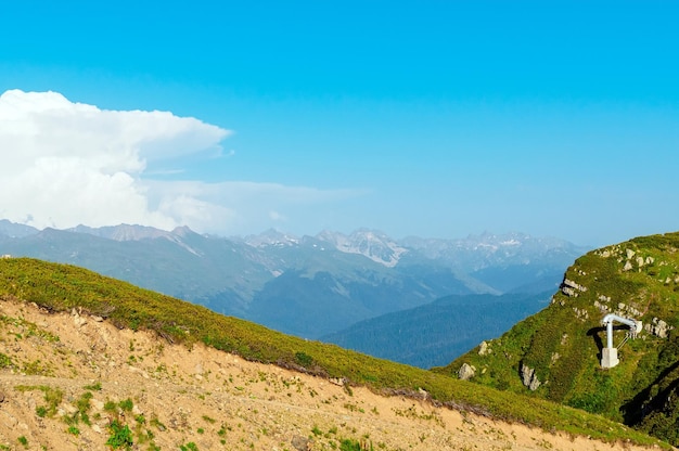Vista da encosta sul do Pico Rosa nas montanhas do Cáucaso