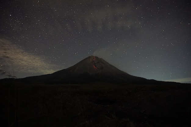 vista da erupção de um vulcão à noite