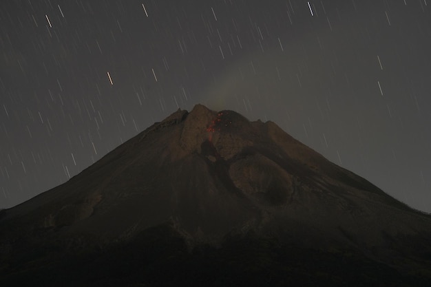 vista da erupção de um vulcão à noite