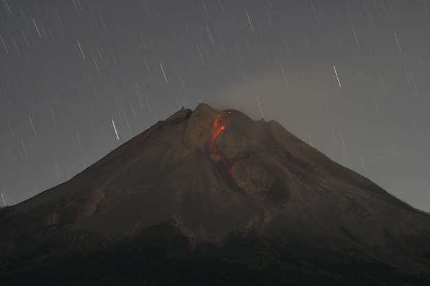 vista da erupção de um vulcão à noite