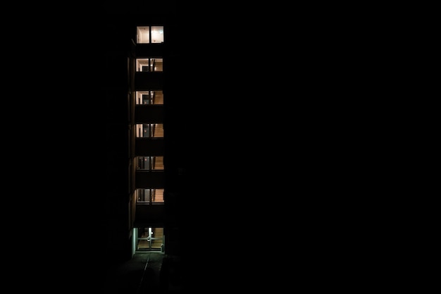 Vista da escada à noite através de um prédio de apartamentos