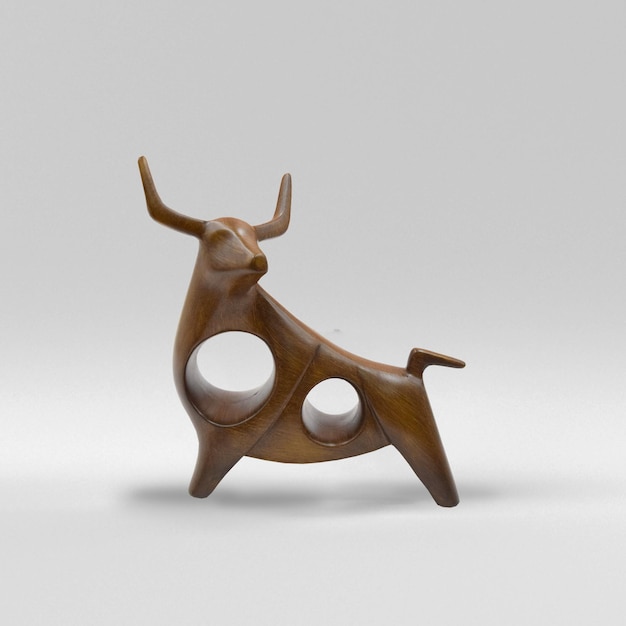 vista da escultura de vaca marrom de madeira