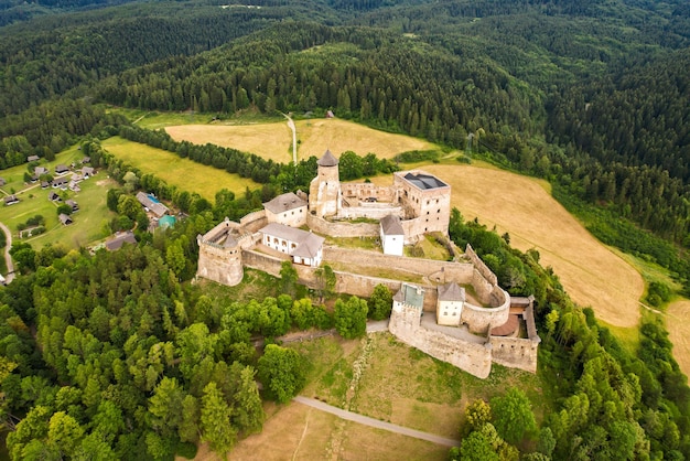Vista da Eslováquia com a montanha Tatras e o castelo Stara Lubovna Castelo preservado na região de Spis