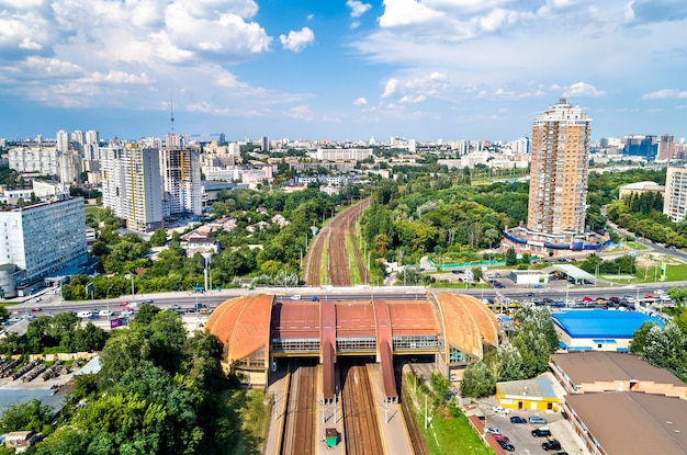 Foto vista da estação ferroviária karavaevi dachi em kiev, ucrânia
