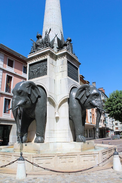 Vista da Estátua de 4 elefantes em um dia ensolarado Closeup Chambery França