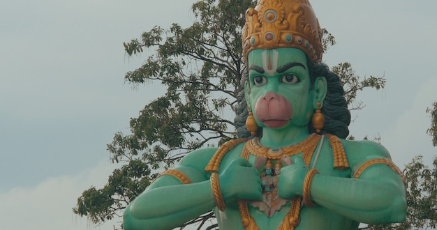 Vista da estátua de hanuman nas cavernas de batu kuala lumpur, malásia