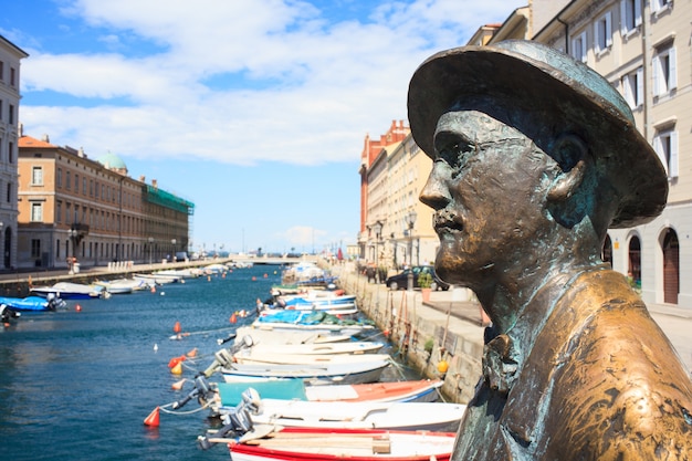 Vista da estátua de James Joyce, Trieste - Itália