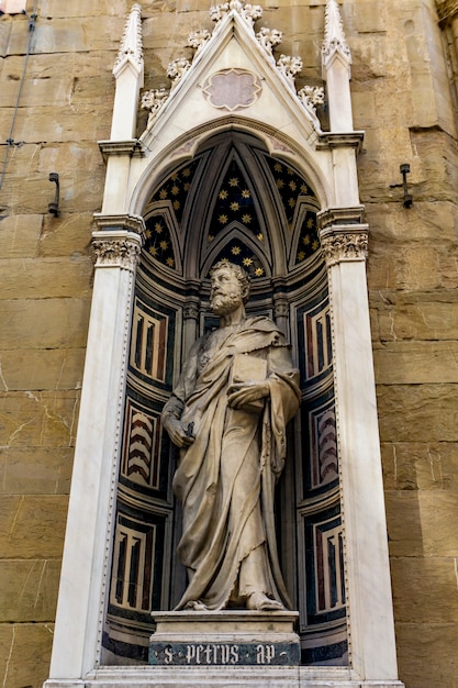 Vista da estátua de mármore de São Pedro de Donatello, no exterior da igreja Orsanmichele em Florença, Itália