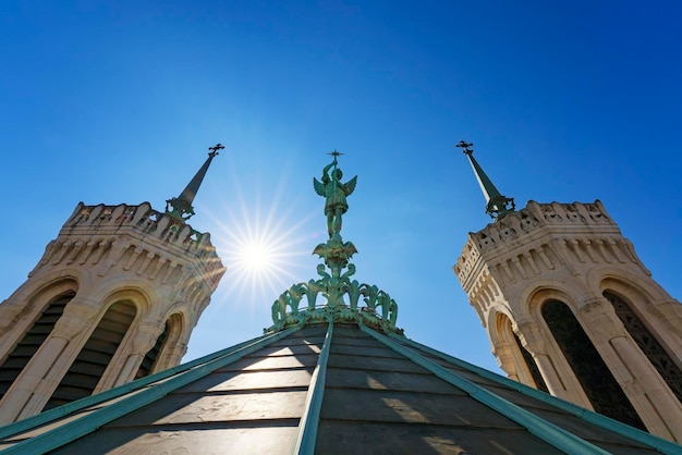 Vista da estátua de SaintMichel no topo da basílica de notredamedeFourviere em Lyon