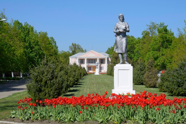 Foto vista da estátua no parque