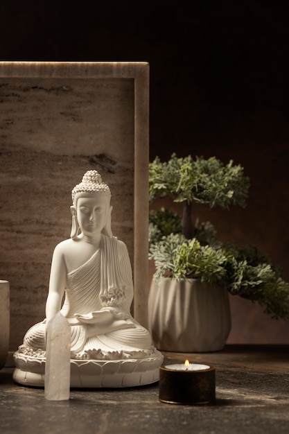 Vista da estatueta de Buda com bonsai