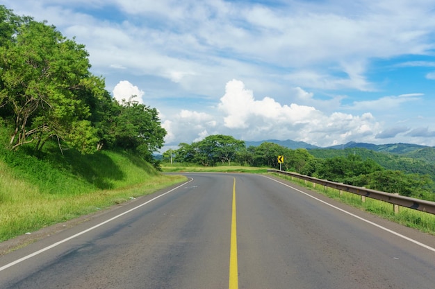 Vista da estrada com lindo céu em uma montanha verde, conceito de viagem de viagem