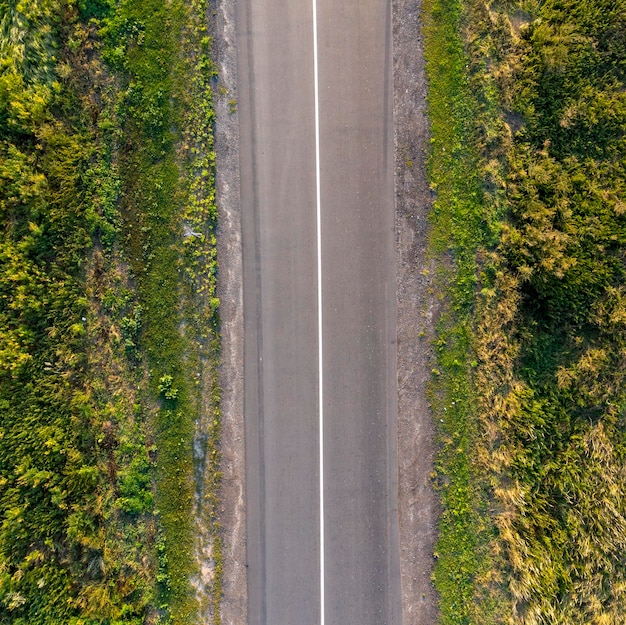 vista da estrada de asfalto vista de cima tiroteio de drones