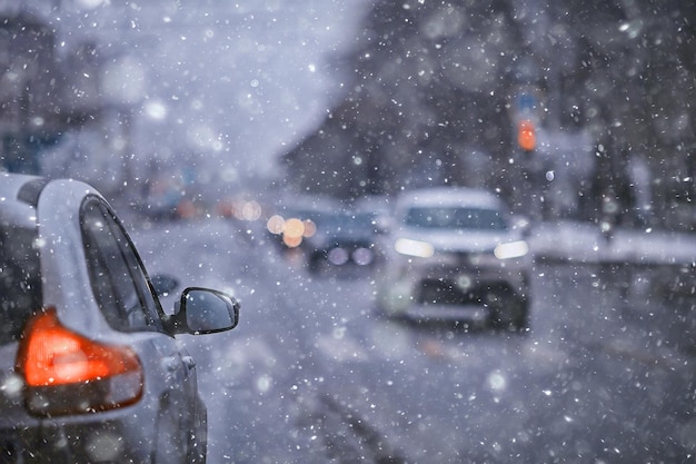 vista da estrada de inverno do carro, tráfego na cidade sazonal, mau tempo na cidade do norte