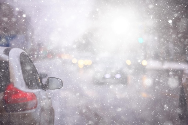 vista da estrada de inverno do carro, tráfego na cidade sazonal, mau tempo na cidade do norte