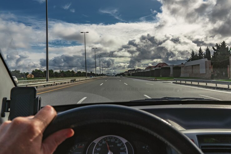 Vista da estrada do salão do carro, dirigindo automóvel