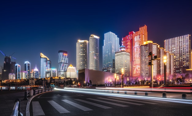 Vista da estrada e da noite da arquitetura urbana de Qingdao