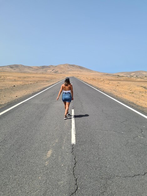 Foto vista da estrada em baixo ângulo