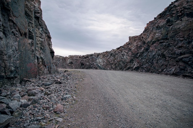 Vista da estrada no canyon. Círculo Polar Ártico ao Norte da Rússia