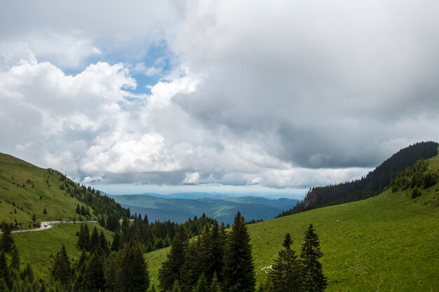 Vista da estrada Transbucegi nas montanhas Bucegi, Romênia, dia nublado de primavera