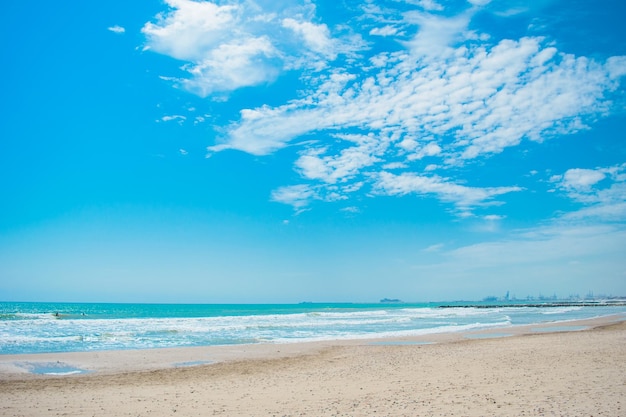 Vista da extensão azul do mar e do céu azul com nuvens da praia Horizonte claro Ótimo para design e textura de fundo