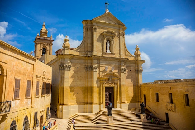 Foto vista da fachada da catedral de são paulo, mdina, malta