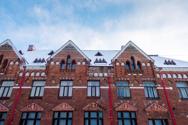 Foto vista da fachada do edifício de tijolos vermelhos do banco da finlândia na praça do mercado de vyborg, rússia