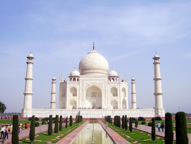 Foto vista da fachada do taj mahal contra o céu