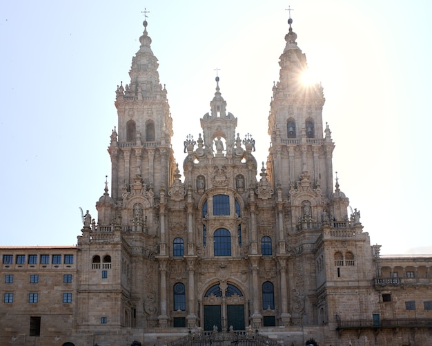 Foto vista da fachada principal da catedral de santiago de compostela.