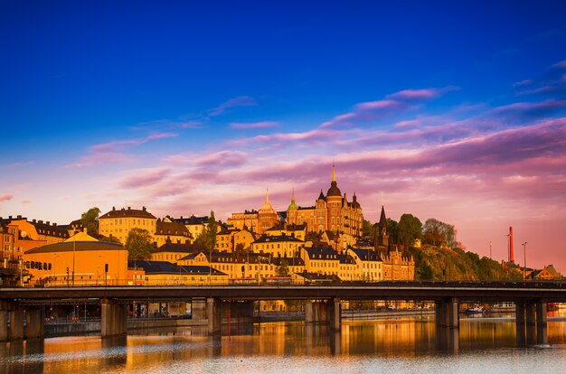 Vista da famosa cidade escandinava e do norte da Europa, Estocolmo - a capital da Suécia ao nascer do sol, estação Slussen