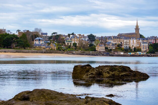 Vista da famosa cidade resort francesa Dinard