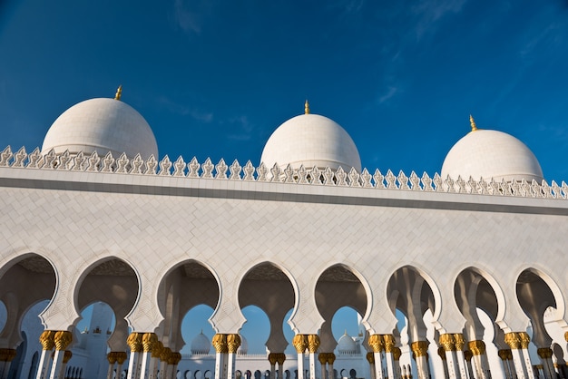 Vista da famosa mesquita sheikh zayed white em abu dhabi, emirados árabes unidos