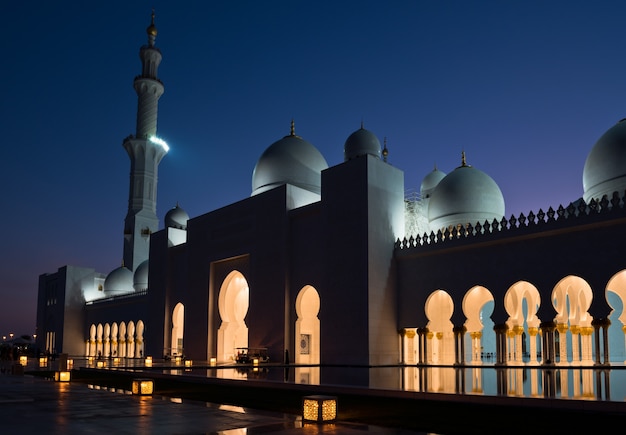 Vista da famosa Mesquita Sheikh Zayed White em Abu Dhabi, Emirados Árabes Unidos, à noite