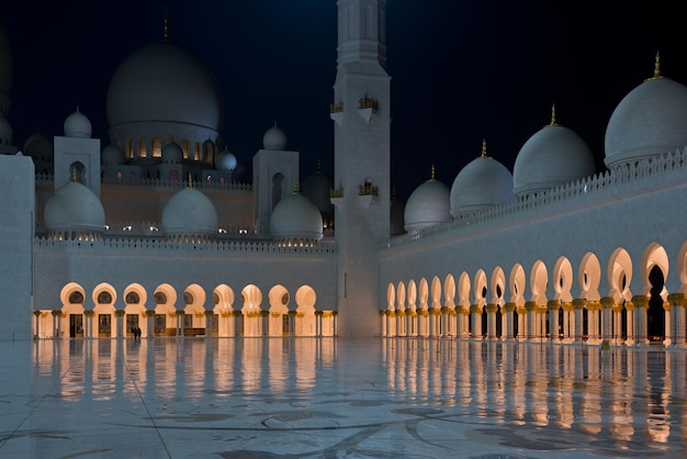 Vista da famosa Mesquita Sheikh Zayed White em Abu Dhabi, Emirados Árabes Unidos à noite