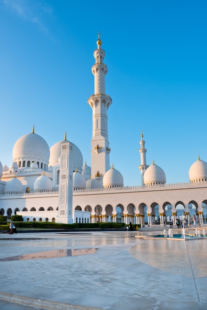 Vista da famosa Mesquita Sheikh Zayed White em Abu Dhabi, Emirados Árabes Unidos