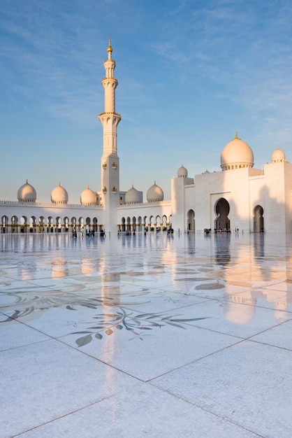 Vista da famosa Mesquita Sheikh Zayed White em Abu Dhabi, Emirados Árabes Unidos