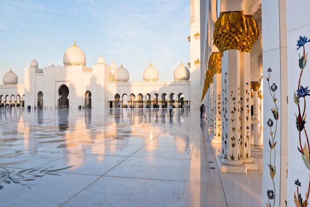 Vista da famosa Mesquita Sheikh Zayed White em Abu Dhabi, Emirados Árabes Unidos