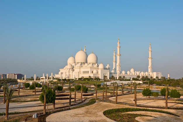 Vista da famosa Mesquita Sheikh Zayed White em Abu Dhabi, Emirados Árabes Unidos