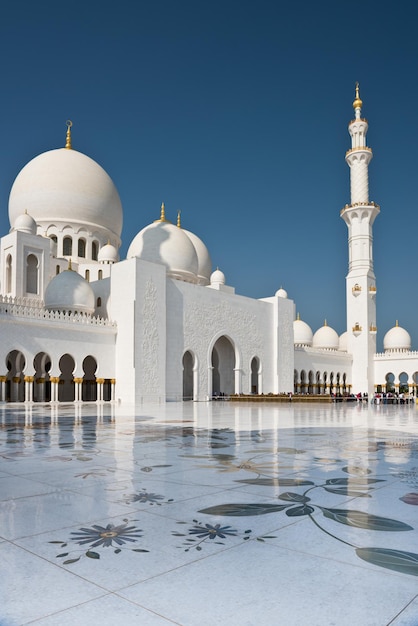 Vista da famosa Mesquita Sheikh Zayed White em Abu Dhabi, Emirados Árabes Unidos