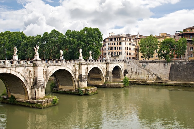 Vista da famosa ponte de Santo Ângelo em Roma, Itália