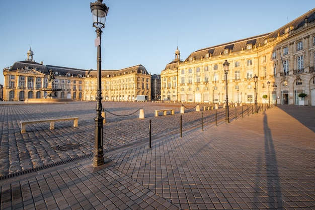 Vista da famosa praça La Bourse com fonte durante a manhã na cidade de Bordeaux, França